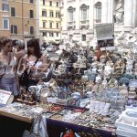 Roma - Ragazze acquistano souvenit a Fontana di Trevi / Girls buy souvenirs at Trevi's Fountain
Foto Fabrizio Fiorenzano