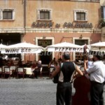 Roma - Musicisti davanti a un bar di piazza Navona / Musicians ply music in front of a bar at Navona square
Foto Fabrizio Fiorenzano