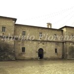 MUSEO CIVICO DIOCESANO "LA CASTELLINA"
E'una salda rocca quadrilatera, con torrioni angolari,costruita per volere di Papa Giulio III, a causa dei continui disordini che si succedettero nella prima metà del XVI secolo.
I lavori iniziarono il 28 Agosto 1554,su progetto di Jacopo Barozzi da Vignola, che concepi'la costruzione a metà tra rocca fortificata e palazzo del Governo: doveva essere infatti sede del governatore pontificio,dopo l'istituzione della Prefettura della Montagna da parte di Pio V nel 1569.
La porta principale ci conduce nei locali della vecchia Cancelleria Civile e Criminale.
Il cortile al centro del palazzo immette in una serie di ambienti: la sala di udienza,della cancelleria;le carceri;le scuderie e la sala di tortura,da cui attraverso un passaggio sotterraneo si può arrivare fuori le mura cittadine. Sulla fonte del cortile vi è una figura togata ricomposta,che i nursini identificano come la statua di Vespasia Polla,madre dell'imperatore Vespasiano.
Al primo piano vi erano le sale di rappresentanza, la cappella, l'abitazione del Prefetto e della sua famiglia.Oggi, all'interno è ospite il Museo Civico Diocesano.
