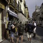 Siviglia: Giovani turisti nel quartiere Santa Cruz nel centro di Siviglia / Young tourists in Santa Cruz district in downtowm Seville
Foto Fabrizio Fiorenzano